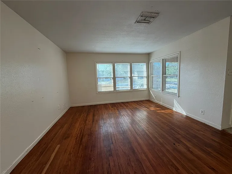 1545 Lea Ln — Photo 3