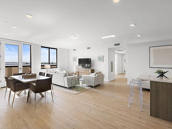 4th image of 144 Summit Ave #711