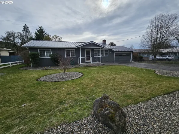 581 NE Newton Creek Dr, Roseburg, OR 97470