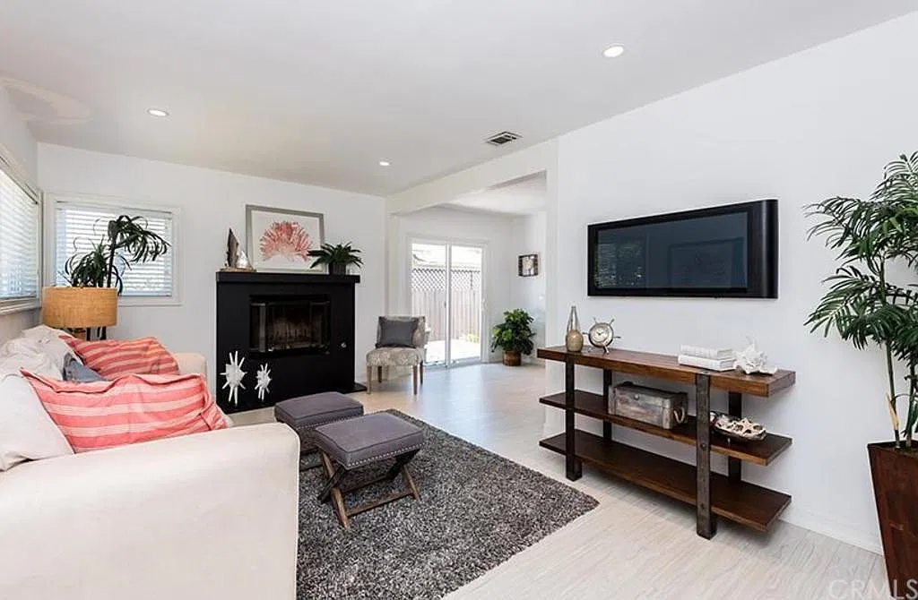 1456 Marine Ave — Photo 3