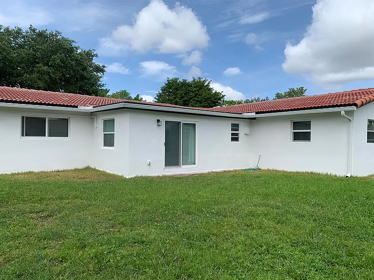 4005 NW 76th Ave — Photo 5