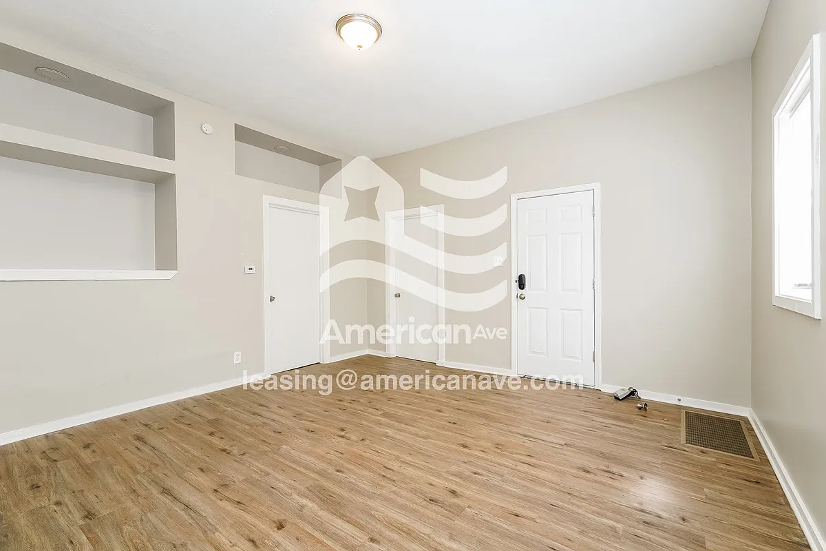 421908_002_living_room_12714402.jpg - 1048 Harlan St