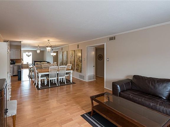 3rd image of 3730 Fairfield Ave Unit 212