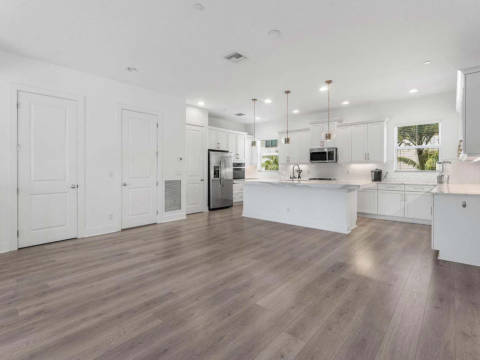 4 bed, 3.5 bath, 2252 sqft, $5,300 — Photo 4