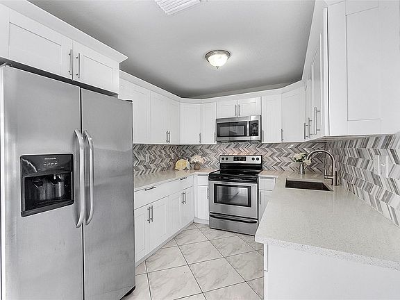 3rd image of 800 SW 81st Terrace