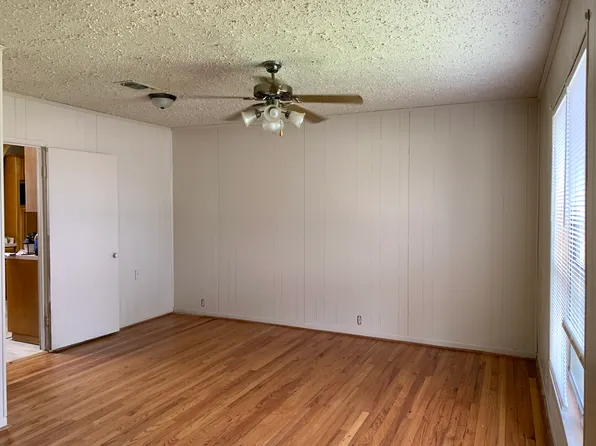 504 E Green St, Llano, TX 78643