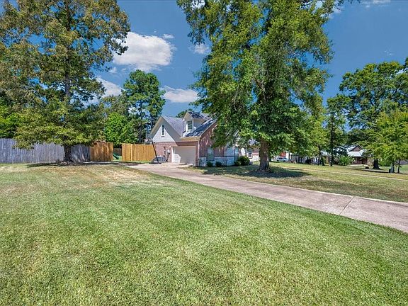 4th image of 290 Austin Ln