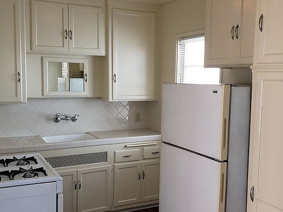 Fridge, oven & stove included