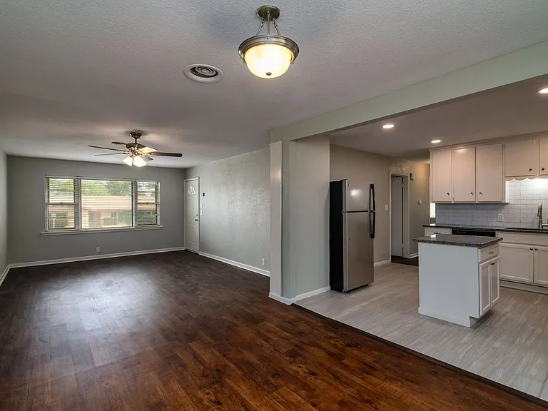 2416 Hillview Dr — Photo 10