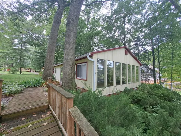7791 Peninsular Dr, Farwell, MI 48622