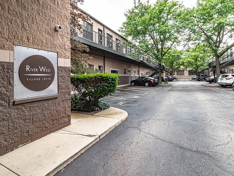 400 N Racine Ave #110B — Photo 2