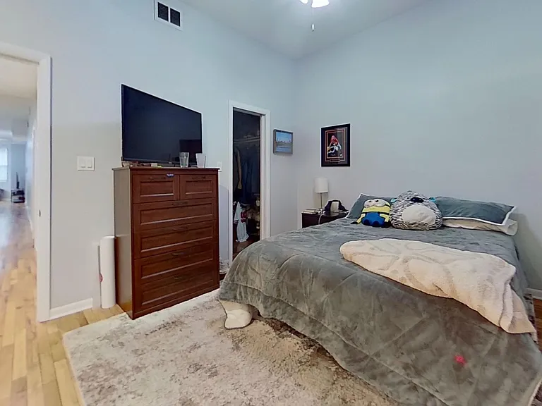 916 Roscoe — Photo 9