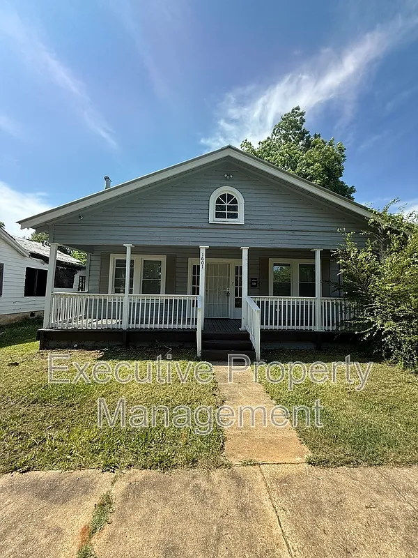 3 bed, 1.0 bath, 1313 sqft, $1,100 — Photo 1