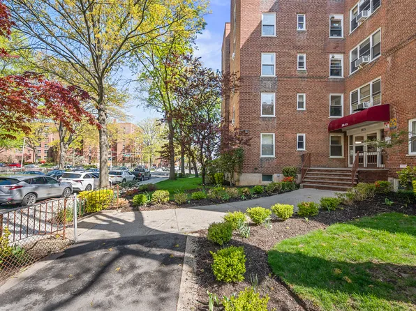 26-15 Parsons Boulevard image 1 of 20