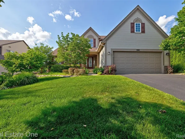 560 Boulder Lake Dr, Oxford, MI 48371