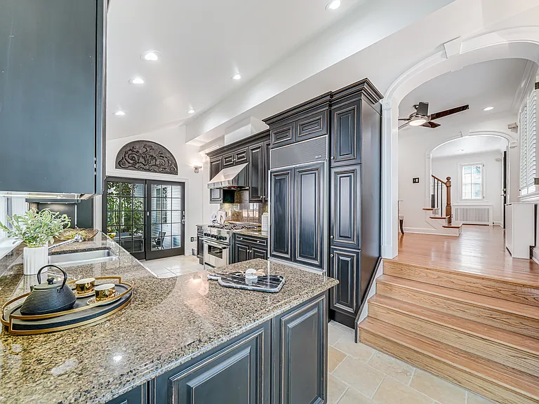 Kitchen (Alternate view)