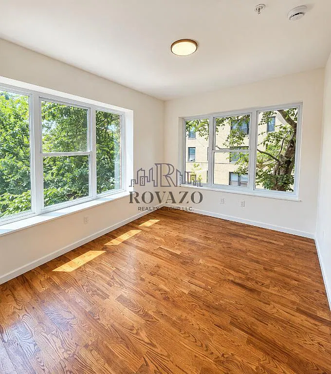 4 bed, 900 sqft, $2,975 — Photo 4