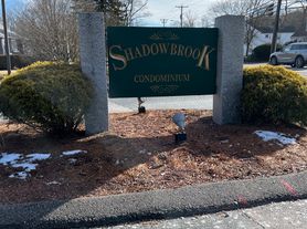 14 Shadowbrook Ln
