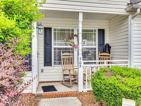 3rd image of 705 Dalebrook Ln