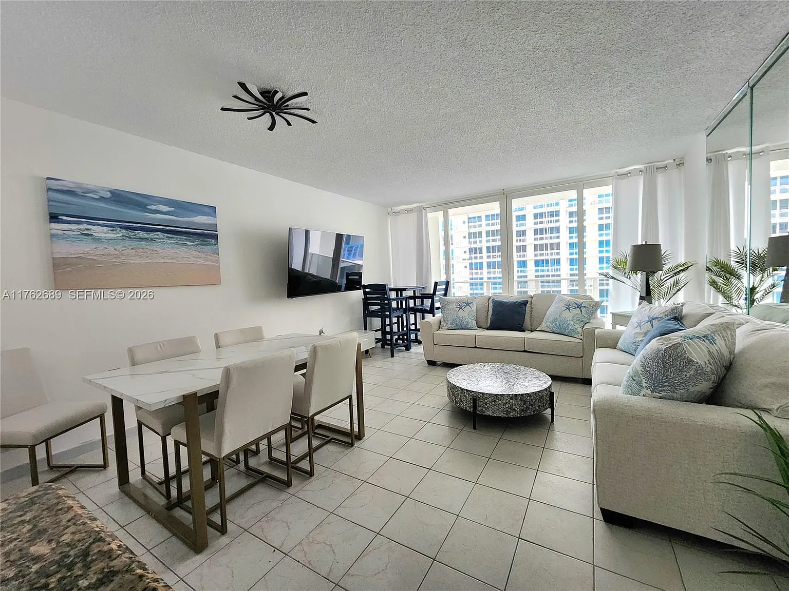Alexander Towers Condo — Photo 4