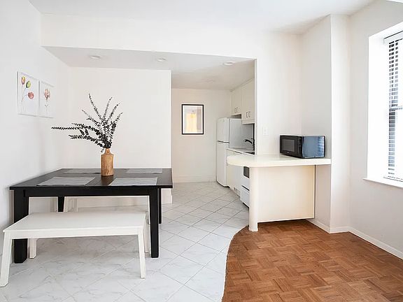4th image of 150 W 51st St APT 1222
