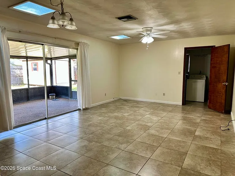 680 Birchwood Ln — Photo 5