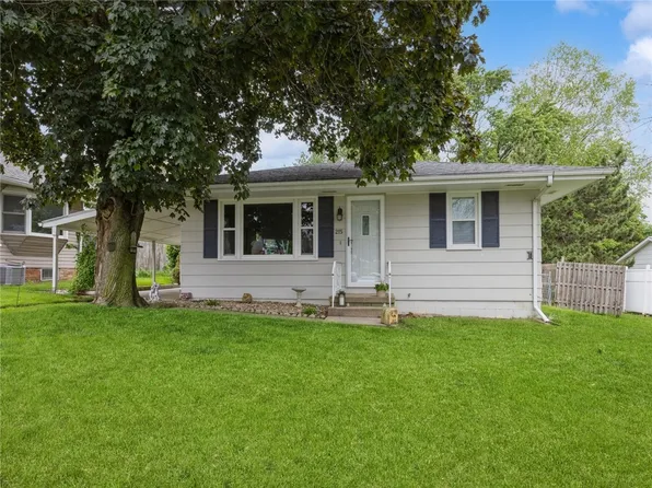 215 School St, Carlisle, IA 50047