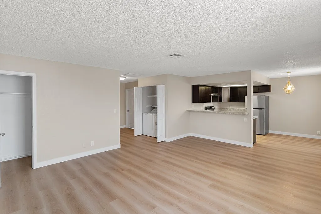 2 bed, 1000 sqft, $1,195 — Photo 3