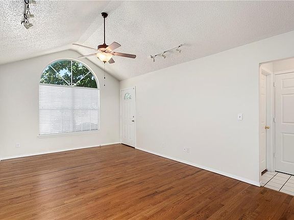 3rd image of 565 E Evergreen Ln