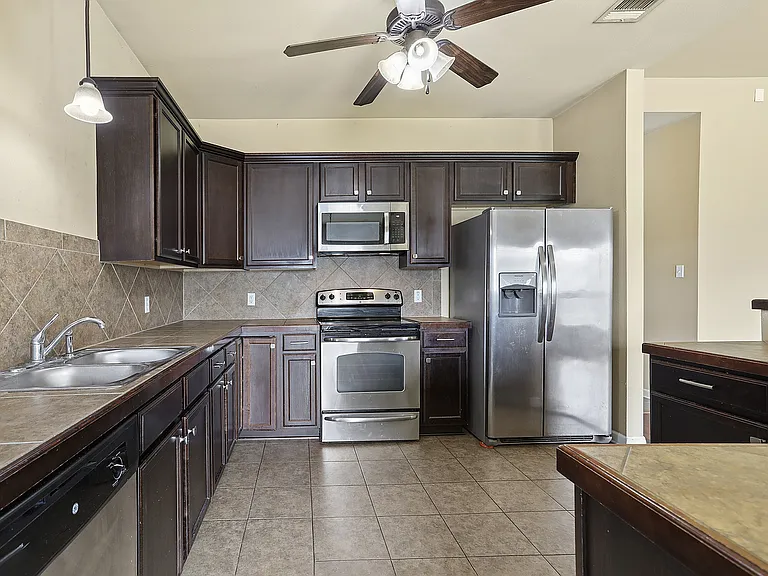 17049 Jamestowne Dr — Photo 3