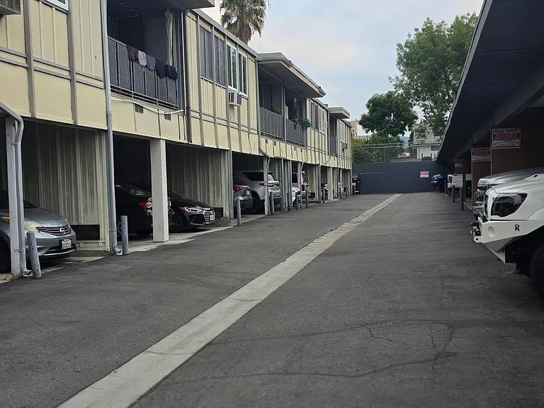 5725 Reseda Blvd — Photo 4