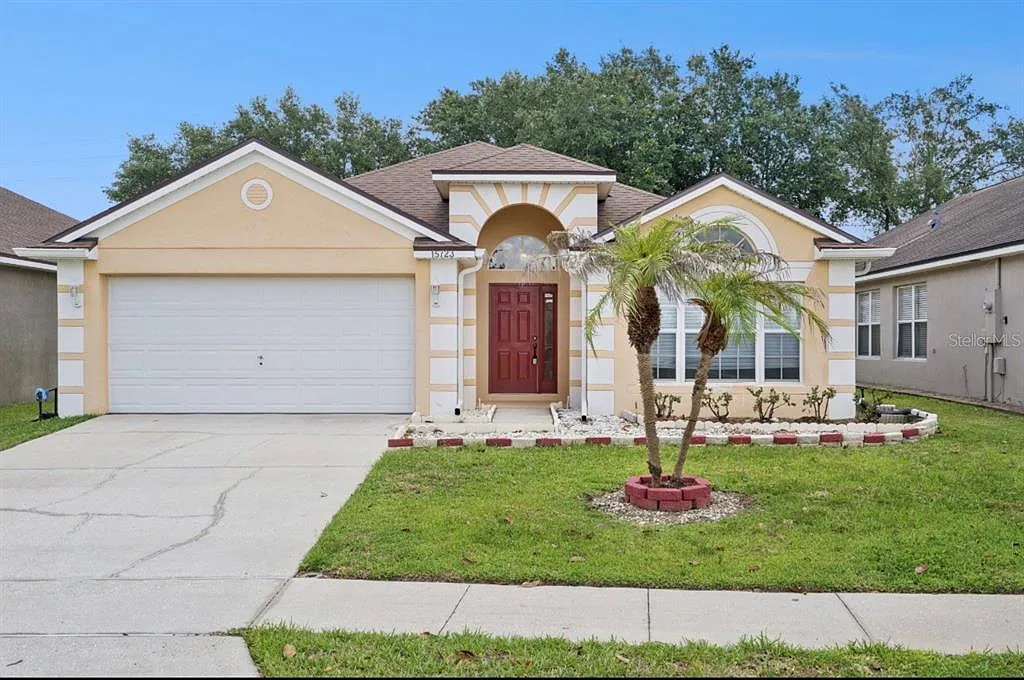 3 bed, 2.0 bath, 1724 sqft, $2,300 — Photo 2