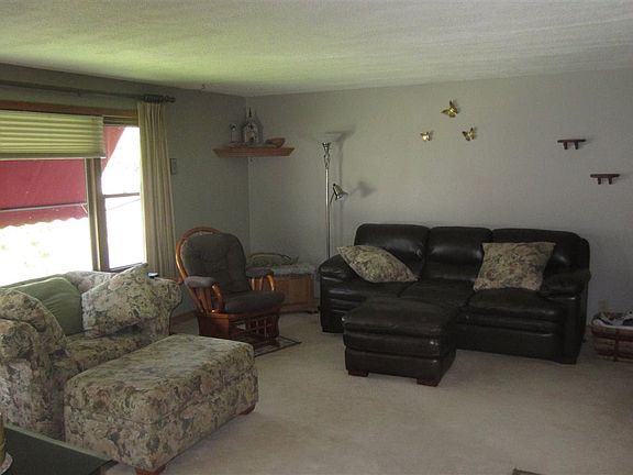 Sunny & bright living room