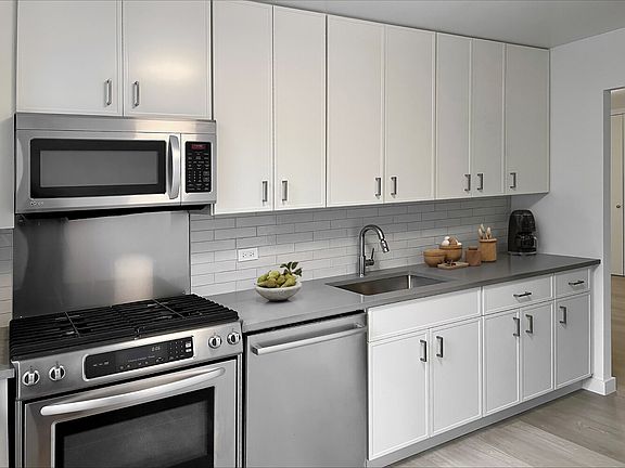4th image of 166 E 34th St #1802