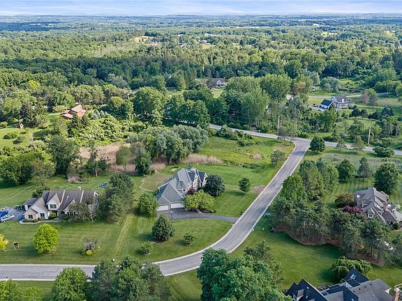 5th image of 2 Parkview Manor Cir