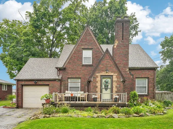 696 12th St, Campbell, OH 44405
