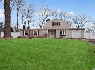 21 Halfcircle Dr, Holbrook, NY 11741