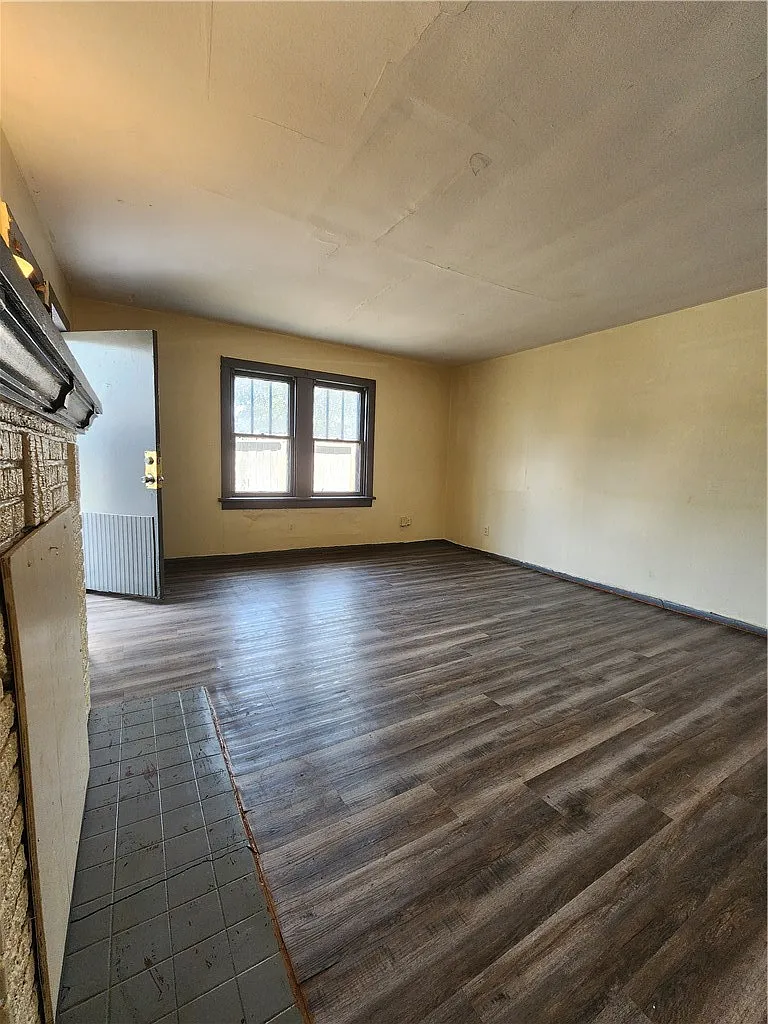 3 bed, 2.0 bath, 1026 sqft, $1,350 — Photo 2