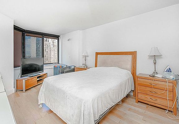 5th image of 415 E 37th St APT 18L