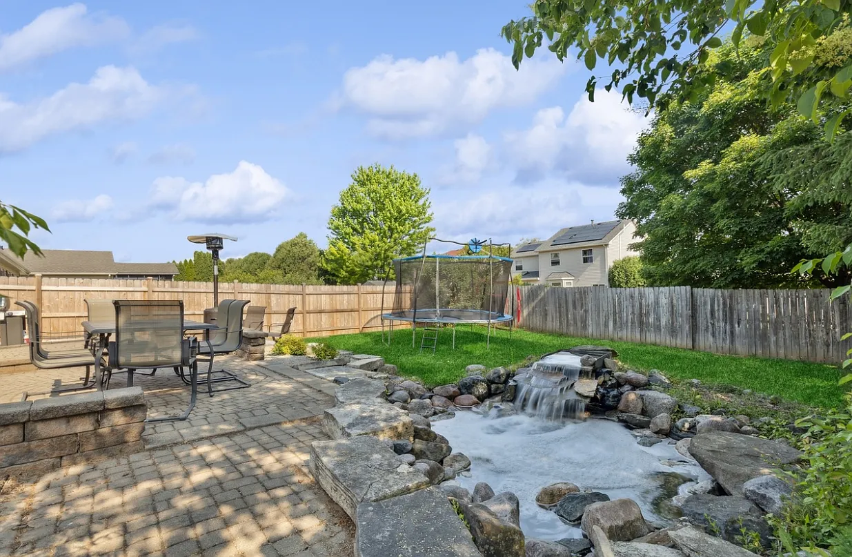 4 bed, 2400 sqft, $3,000 — Photo 3