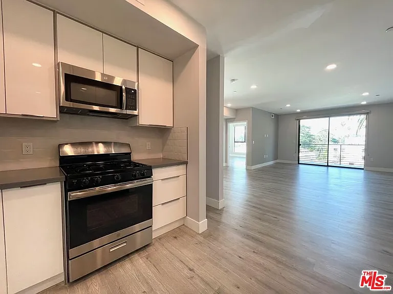 14612 Calvert St #401 — Photo 6