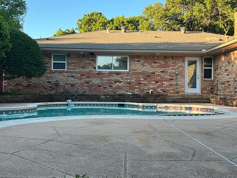 2401 Westridge Dr — Photo 2