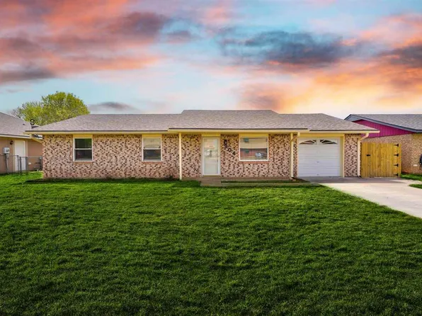 904 W E Ave, Cache, OK 73527