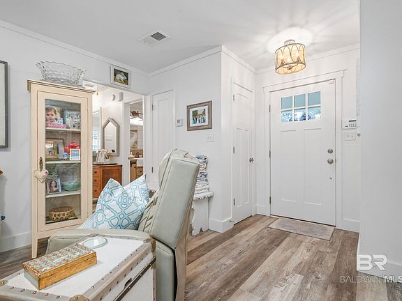 3rd image of 518 Dyson St