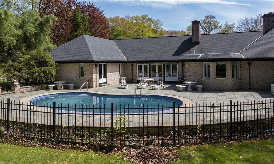 1st image of 136 White Birch Cir