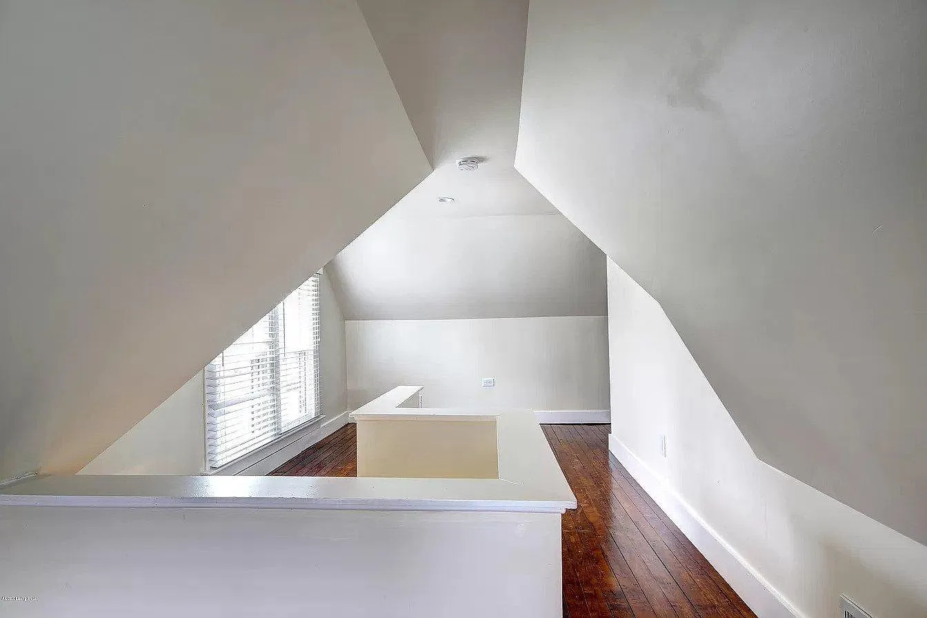 402 Wallace Ave — Photo 3