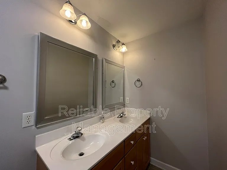 1004 Melville Ln — Photo 24