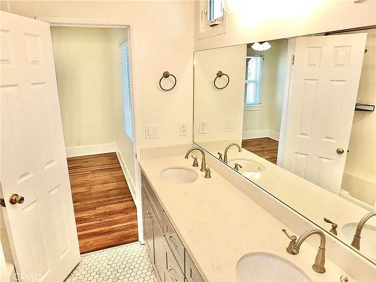 4036 E Vermont St — Photo 39