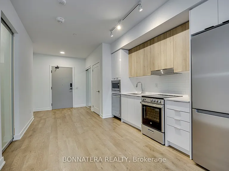 5105 Hurontario St #408 — Photo 13