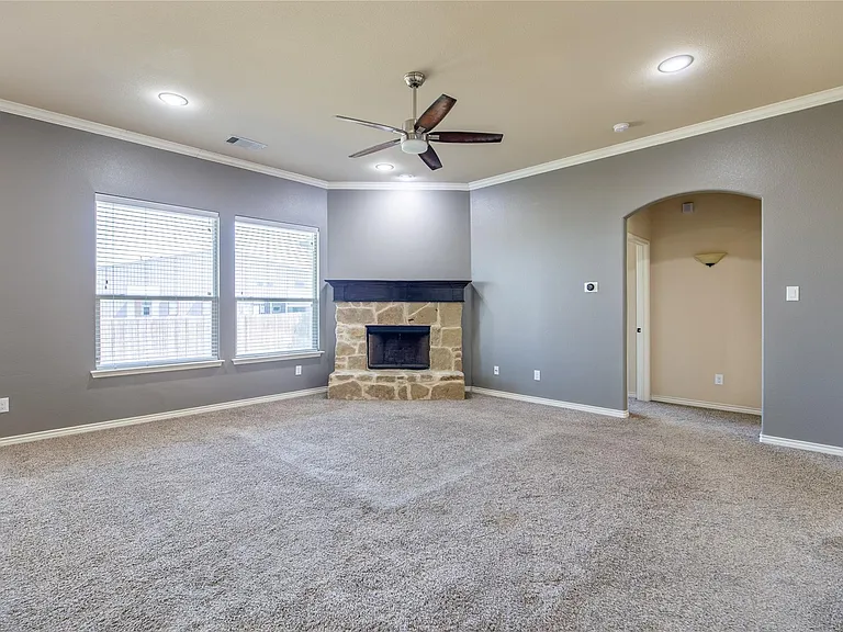 637 Peach Ln — Photo 3